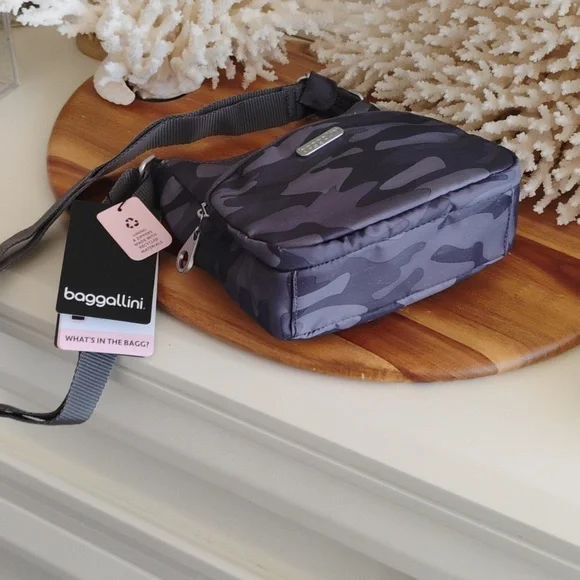 Baggallini 💥NWT💥 Joey Grey Camouflage Messenger Bag. - Picture 5 of 12